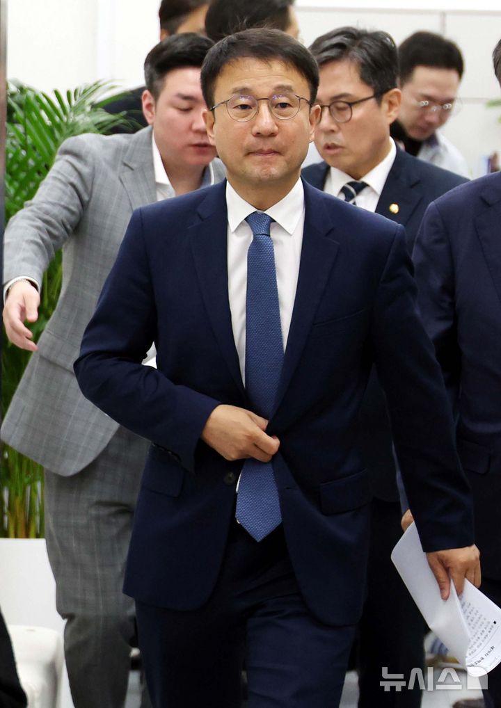 [서울=뉴시스] 조성봉 기자 = 한병도 더불어민주당 원내대표가 14일 오전 서울 여의도 국회에서 열린 정책조정회의에 참석하고 있다. 2026.05.14. suncho21@newsis.com