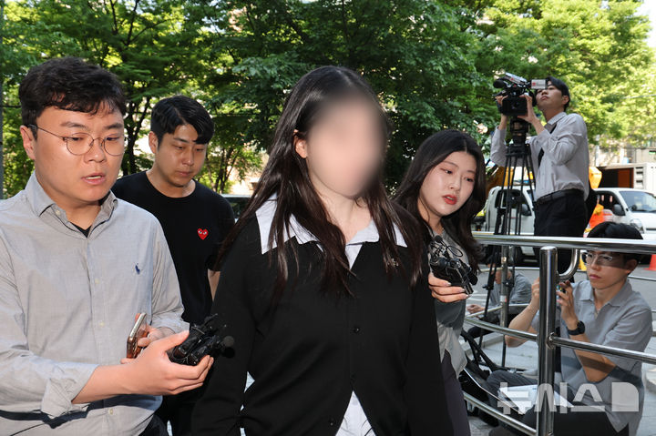 [서울=뉴시스] 김명년 기자 = 모텔에서 태어난 신생아를 숨지게 한 혐의를 받는 20대 친모 A씨가 14일 오전 서울 양천구 서울남부지법에서 구속 전 피의자 심문(영장실질심사)을 받기 위해 이동하고 있다. 2026.05.14. kmn@newsis.com
