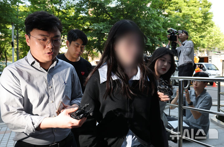 [서울=뉴시스] 김명년 기자 = 모텔에서 태어난 신생아를 숨지게 한 혐의를 받는 20대 친모 A씨가 지난달 14일 오전 서울 양천구 남부지방법원에서 구속 전 피의자 심문(영장실질심사)을 받기 위해 이동하고 있다. 2026.05.14. kmn@newsis.com