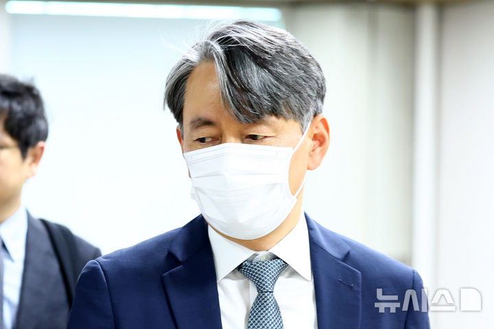[서울=뉴시스] 전신 기자 = 내란특검팀은 14일 조지호 전 경찰청장의 내란 중요임무 종사 항소심 첫 공판에서 원심과 같은 징역 20년을 구형했다. 사진은 조 전 청장이 서울 서초구 서울중앙지방법원에서 열린 윤석열 전 대통령의 12·3 비상계엄 사태 관련 내란 우두머리 혐의 항소심 첫 공판에 출석하는 모습. 2026.05.14. photo1006@newsis.com