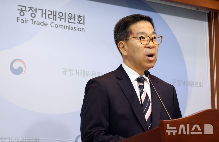 [세종=뉴시스] 강종민 기자 = 문재호 공정거래위원회 카르텔조사국장이 14일 세종시 정부세종청사에서 대한산란계협회가 구성사업자인 계란 생산 ·판매업체와 유통업체 간에 산지거래에서 받는 기준가격을 결정하고 구성사업자에게 통지한 행위에 대해 시정명령과 과징금 5억 9400만 원을 부과한다고 밝히고 있다. 2026.05.14. ppkjm@newsis.com