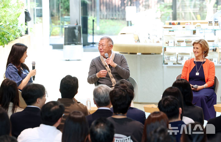 [서울=뉴시스] 이영환 기자 = 정의선(가운데) 현대자동차그룹 회장이 14일 오전 서울시 서초구 현대자동차그룹 양재 사옥에서 열린 임직원 대상 로비 오프닝 기념식에서 진행된 토크 세션에서 발언을 하고 있다. 2026.05.14. 20hwan@newsis.com