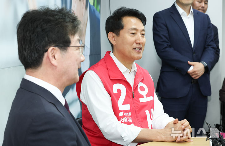 [서울=뉴시스] 최진석 기자 = 오세훈 국민의힘 서울시장 후보가 14일 오전 서울 종로구 선거캠프에서 유승민 전 의원을 접견하며 발언하고 있다. 2026.05.14. myjs@newsis.com