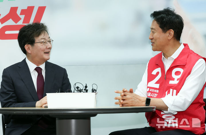 [서울=뉴시스] 최진석 기자 = 오세훈 국민의힘 서울시장 후보가 14일 오전 서울 종로구 선거캠프에서 유승민 전 의원을 접견하고 있다. 2026.05.14. myjs@newsis.com