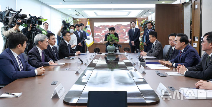 [서울=뉴시스] 권창회 기자 = 박홍근 기획예산처 장관이 14일 서울 중구 한국은행에서 신현송 한국은행 총재와 회동하며 발언하고 있다. (공동취재) 2026.05.14. photo@newsis.com