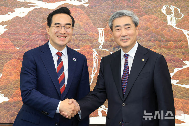 [서울=뉴시스] 권창회 기자 = 박홍근(왼쪽) 기획예산처 장관과 신현송 한국은행 총재가 14일 서울 중구 한국은행에서 첫 회동에 앞서 악수하고 있다. (공동취재) 2026.05.14. photo@newsis.com