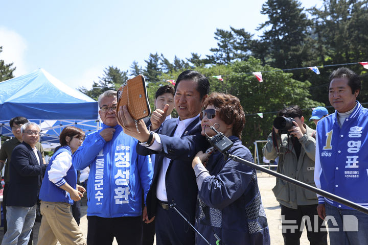[울릉=뉴시스] 김근수 기자 = 정청래 더불어민주당 대표 겸 중앙선거대책위원회 총괄 상임 위원장이 14일 오전 경북 울릉군 천부초등학교에서 열린 제30회 북면 면민체육대회에서 주민들과 사진을 찍고 있다. 2026.05.14. ks@newsis.com