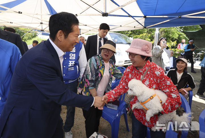 [울릉=뉴시스] 김근수 기자 = 정청래 더불어민주당 대표 겸 중앙선거대책위원회 총괄 상임 위원장이 14일 오전 경북 울릉군 천부초등학교에서 열린 제30회 북면 면민체육대회에서 주민들과 인사를 나누고 있다. 2026.05.14. ks@newsis.com