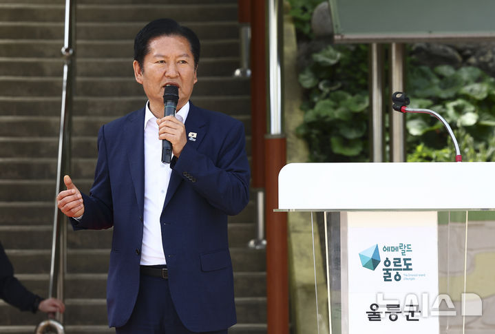 [울릉=뉴시스] 김근수 기자 = 정청래 더불어민주당 대표 겸 중앙선거대책위원회 총괄 상임 위원장이 14일 오전 경북 울릉군 천부초등학교에서 열린 제30회 북면 면민체육대회에서 독도는 우리땅 노래를 부르고 있다. 2026.05.14. ks@newsis.com