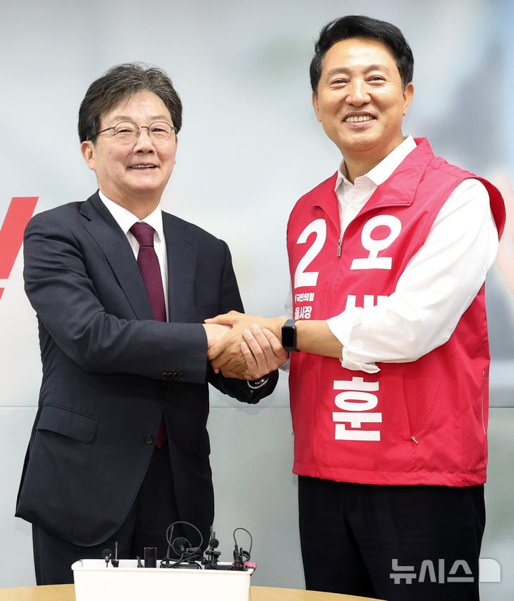 [서울=뉴시스] 최진석 기자 = 오세훈 국민의힘 서울시장 후보가 14일 오전 서울 종로구 선거캠프에서 유승민 전 의원과 기념촬영하고 있다. 2026.05.14. myjs@newsis.com