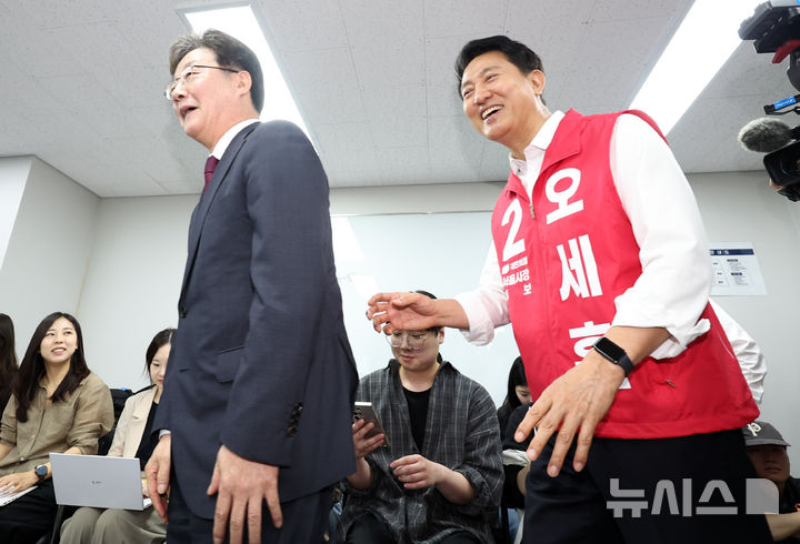 [서울=뉴시스] 최진석 기자 = 오세훈 국민의힘 서울시장 후보가 14일 오전 서울 종로구 선거캠프에서 유승민 전 의원을 접견하고 있다. 2026.05.14. myjs@newsis.com