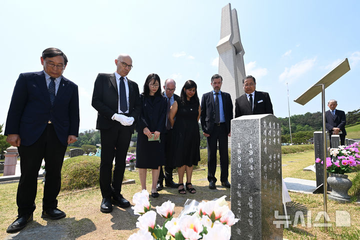 [광주=뉴시스] 이영주 기자 = 볼커 튀르크(왼쪽 두번째) UN 인권 최고대표가 14일 광주 북구 운정동 국립5·18민주묘지에서 '고등학생 시민군' 고(故) 문재학 열사 묘소를 향해 참배하고 있다. 2026.05.14. leeyj2578@newsis.com