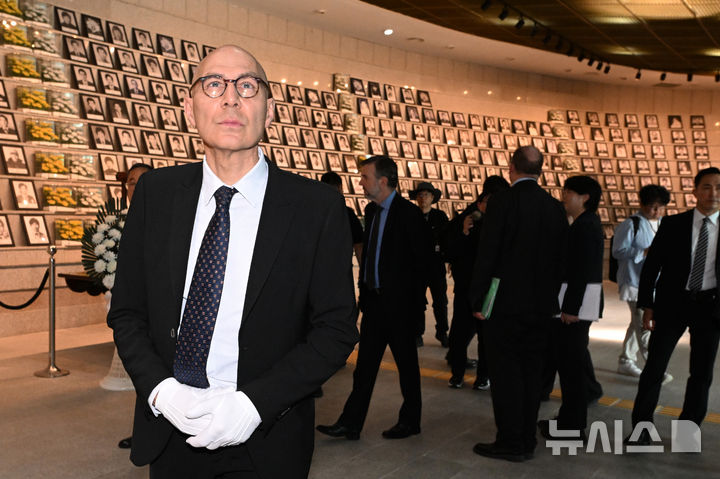 [광주=뉴시스] 이영주 기자 = 볼커 튀르크 UN 인권 최고대표가 14일 광주 북구 운정동 국립5·18민주묘지 유영봉안소를 찾아 오월 영령들을 추모하고 있다. 2026.05.14. leeyj2578@newsis.com
