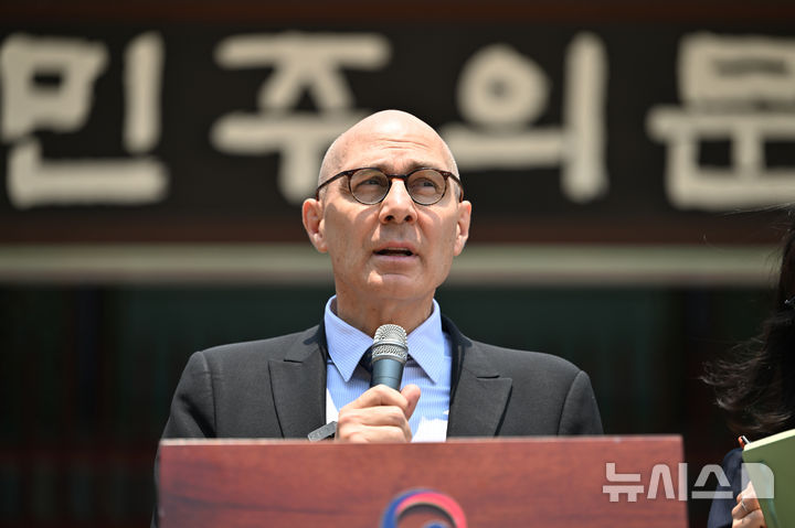 [광주=뉴시스] 이영주 기자 = 볼커 튀르크 UN 인권 최고대표가 14일 광주 북구 운정동 국립5·18민주묘지 민주의문 앞에서 기자회견하고 있다. 2026.05.14. leeyj2578@newsis.com