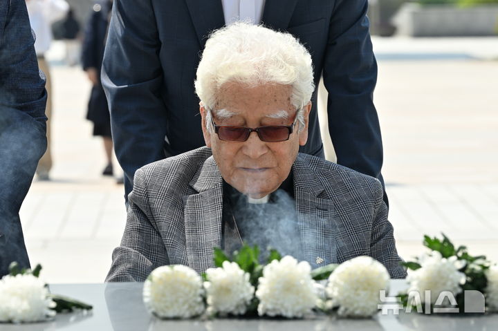 [광주=뉴시스] 이영주 기자 = 1980년 5·18민주화운동 당시 시민수습대책위원 대변인으로 참여했던 김성용(93) 신부가 5·18 46주기를 나흘 앞둔 14일 광주 북구 운정동 국립5·18민주묘지를 찾아 묵념하고 있다. 2026.05.14. leeyj2578@newsis.com