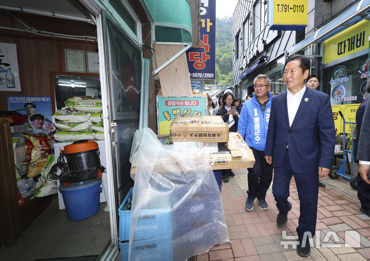 [울릉=뉴시스] 김근수 기자 = 정청래 더불어민주당 대표 겸 중앙선거대책위원회 총괄 상임 위원장이 14일 오후 경북 울릉군 저동 시가지 상가를 찾아 둘러보고 있다. 2026.05.14. ks@newsis.com