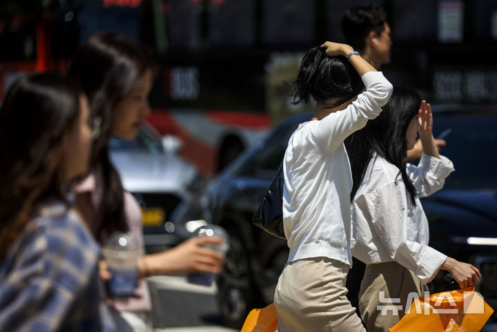 [서울=뉴시스] 정병혁 기자 = 낮 기온이 30도 안팎으로 올라 더운 날씨를 보인 14일 서울 중구 서울시청 인근에서 시민들이 이동하고 있다. 2026.05.14. jhope@newsis.com