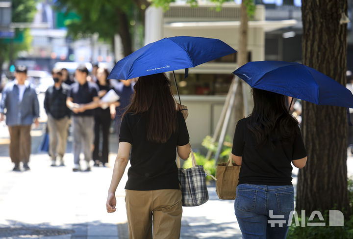 [서울=뉴시스] 정병혁 기자 = 낮 기온이 30도 안팎으로 올라 더운 날씨를 보인 14일 서울 중구 시청역 인근에서 양산을 쓴 시민들이 이동하고 있다. 2026.05.14. jhope@newsis.com