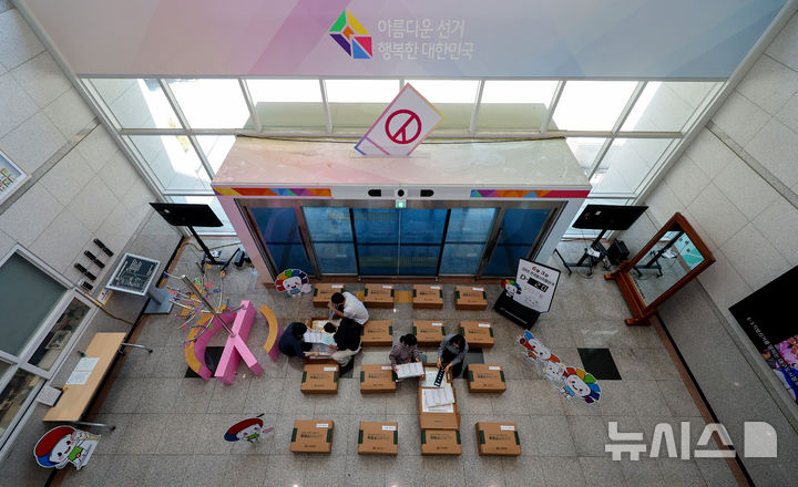 [대구=뉴시스] 이무열 기자 = 제9회 전국동시지방선거를 20일 앞둔 14일 대구 서구 대구시선거관리위원회에서 관계자들이 투표소 물품세트를 점검하고 있다. 2026.05.14. lmy@newsis.com