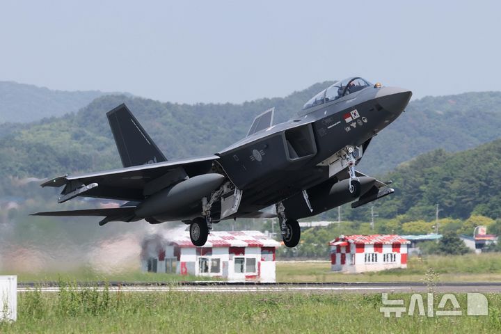 [사천=뉴시스] 사진공동취재단 = 지난달 13일 경남 사천시 공군3훈련비행단에서 국산 초음속 전투기 KF-21 시제기가 힘차게 이륙하고 있다. 2026.05.14. photo@newsis.com