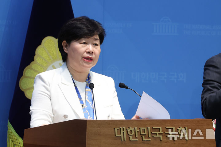 [서울=뉴시스] 고승민 기자 = 서영교 더불어민주당 의원 등 참석자들이 14일 서울 여의도 국회 소통관에서 지역경제 활성화를 위한 소공인 지원 촉구 기자회견을 하고 있다. 2026.05.14. kkssmm99@newsis.com