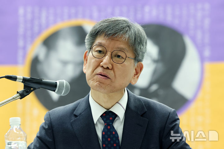 [서울=뉴시스] 박진희 기자 = 박명림 연세대학교 김대중도서관 관장이 14일 서울 마포구 연세대학교 김대중도서관에서 5·18광주민주화운동 46주년을 맞아 출간한 '김대중·이희호 옥중기록' 기자간담회를 하고 있다. '김대중·이희호 옥중기록'은 민주화투쟁의 위대한 상징인 김대중과 이희호가 감옥 안팎에서 남긴 기록을 담았다. 2026.05.14. pak7130@newsis.com