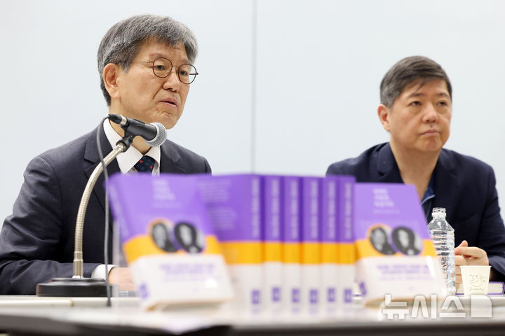 [서울=뉴시스] 박진희 기자 = 박명림(왼쪽) 연세대학교 김대중도서관 관장과 김홍걸 김대중·이희호기념사업회 이사장이 14일 서울 마포구 연세대학교 김대중도서관에서 5·18광주민주화운동 46주년을 맞아 출간한 '김대중·이희호 옥중기록' 기자간담회를 하고 있다. '김대중·이희호 옥중기록'은 민주화투쟁의 위대한 상징인 김대중과 이희호가 감옥 안팎에서 남긴 기록을 담았다. 2026.05.14. pak7130@newsis.com