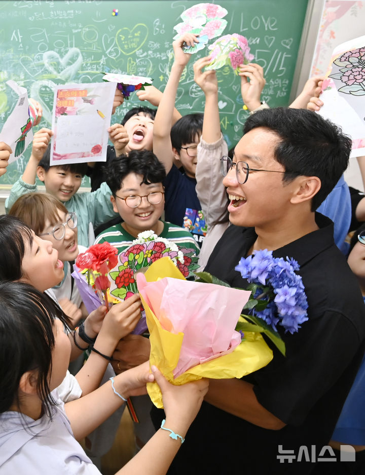 [수원=뉴시스] 김종택기자 = 스승의 날을 하루 앞둔 14일 경기 수원시 영통구 효동초등학교에서 학생들이 담임 선생님에게 감사의 인사를 전하고 있다. 2026.05.14. jtk@newsis.com