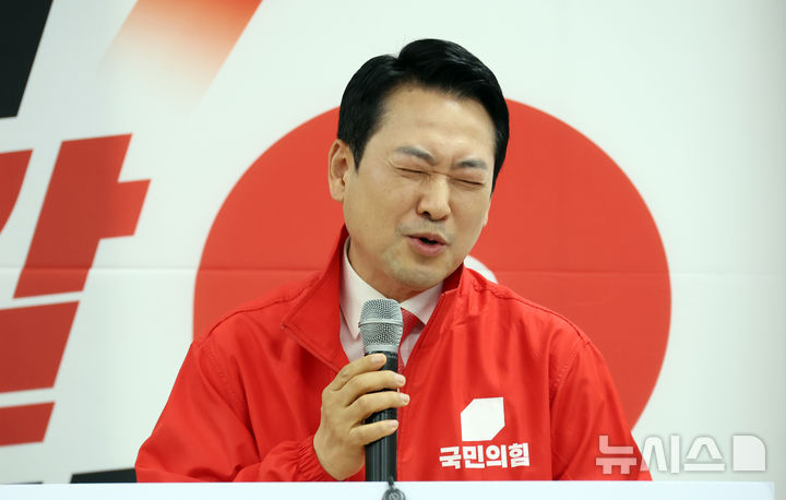 [세종=뉴시스] 강종민 기자 = 장동혁 국민의힘 대표가 14일 세종시 나성동에서 열린 최민호 세종시장 후보 선대위 발대식에서 축사를 하며 연호를 유도하고 있다. 2026.05.14. ppkjm@newsis.com