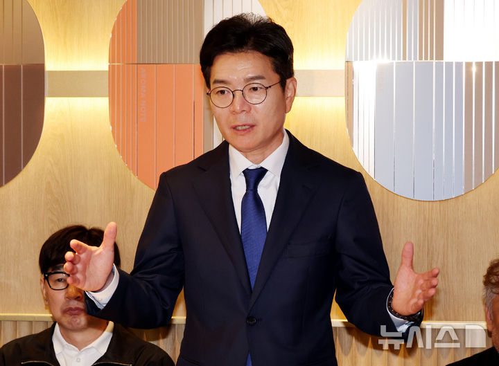 [서울=뉴시스] 박주성 기자 = 정원오 더불어민주당 서울시장 후보가 14일 오후 서울 중구 투썸플레이스 정동길점에서 열린 정원오의 찾아가는 간담회⑦:소상공인편 '소상공인의 든든한 동반자 서울'에서 발언을 하고 있다. 2026.05.14. park7691@newsis.com