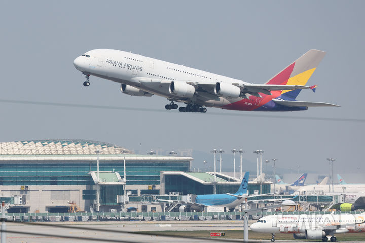 [인천공항=뉴시스] 황준선 기자 = 14일 오후 인천국제공항 활주로에서 아시아나 항공기가 이륙하고 있다. 2026.05.14. hwang@newsis.com