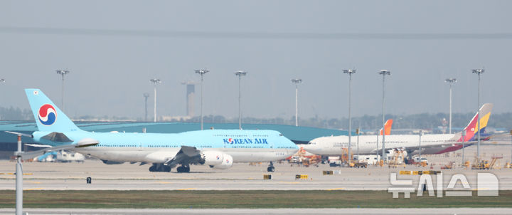 [인천공항=뉴시스] 황준선 기자 = 14일 오후 인천국제공항 활주로에서 대한항공과 아시아나 항공기가 이동하고 있다. 2026.05.14. hwang@newsis.com