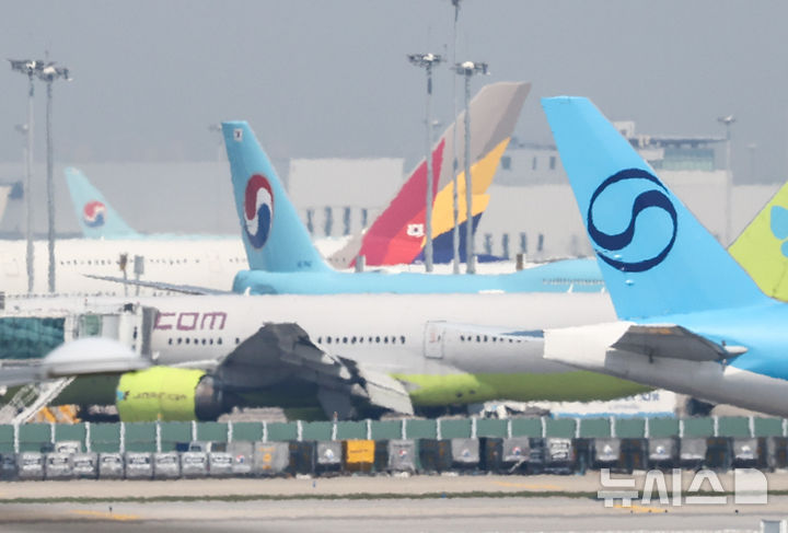 [인천공항=뉴시스] 황준선 기자 = 14일 오후 인천국제공항 활주로에서 대한항공과 아시아나 항공기가 이동하고 있다. 대한항공과 아시아나항공은 5년6개월간 이어진 인수·합병 절차를 마무리하고 이날 합병 계약을 체결, 오는 12월17일 '통합 대한항공'으로 새롭게 출발한다. 2026.05.14. hwang@newsis.com