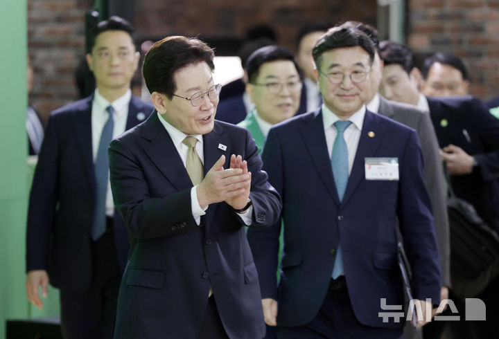 [성남=뉴시스] 최동준 기자 = 이재명 대통령이 14일 경기 성남시 새마을운동중앙회에서 열린 현장 간담회에 입장하고 있다. 2026.05.14. photocdj@newsis.com