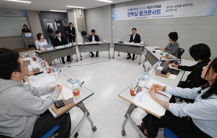 [서울=뉴시스] 이억원 금융위원장이 14일 오후 서울 종로구 종로 소상공인시장진흥공단 서울 전용교육장에서 열린 '미래를 채우는 첫 시작, 청년미래적금 언박싱 토크콘서트'에 참석해 발언하고 있다. (사진=금융위원회 제공) 2026.05.14. photo@newsis.com *재판매 및 DB 금지
