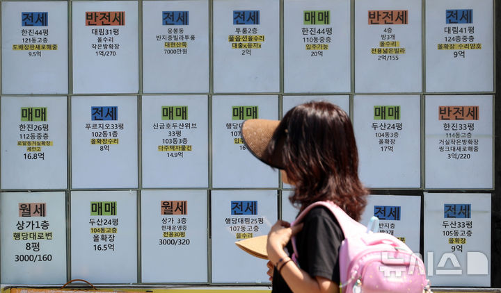 [서울=뉴시스] 이영환 기자 = 14일 서울 시내의 한 부동산에 매물정보가 표시되어 있다. 2026.05.14. 20hwan@newsis.com