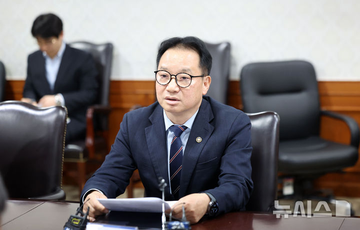 [서울=뉴시스] 김선웅 기자 = 김영수 국무1차장이 14일 서울 종로구 정부서울청사에서 열린 국가정상화 총괄 TF 2차 회의에서 모두발언을 하고 있다. 2026.05.14. mangusta@newsis.com