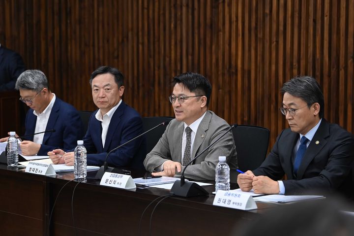 [서울=뉴시스] 문신학 산업통상부 차관이 14일 서울 서초구 한국자동차산업협동조합에서 열린 '민관합동 미래차 전환 간담회 겸 미래차 부품산업 협의체 출범식'에 참석해 인사말을 하고 있다. (사진=산업통상부 제공) 2026.05.14. photo@newsis.com *재판매 및 DB 금지
