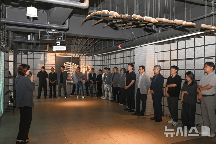 [광주=뉴시스] 이영주 기자 = 5·18민주화운동 46주기를 나흘 앞둔 14일 오후 광주 동구 전일빌딩245에서 전국의 도시공사 소속 직원들이 해설사의 설명을 듣고 있다. 2026.05.14. leeyj2578@newsis.com