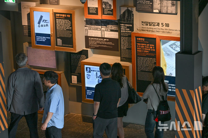 [광주=뉴시스] 이영주 기자 = 5·18민주화운동 46주기를 나흘 앞둔 14일 오후 광주 동구 전일빌딩245에서 관람객들이 계엄군 헬기사격과 관련한 전시물을 보고 있다. 2026.05.14. leeyj2578@newsis.com