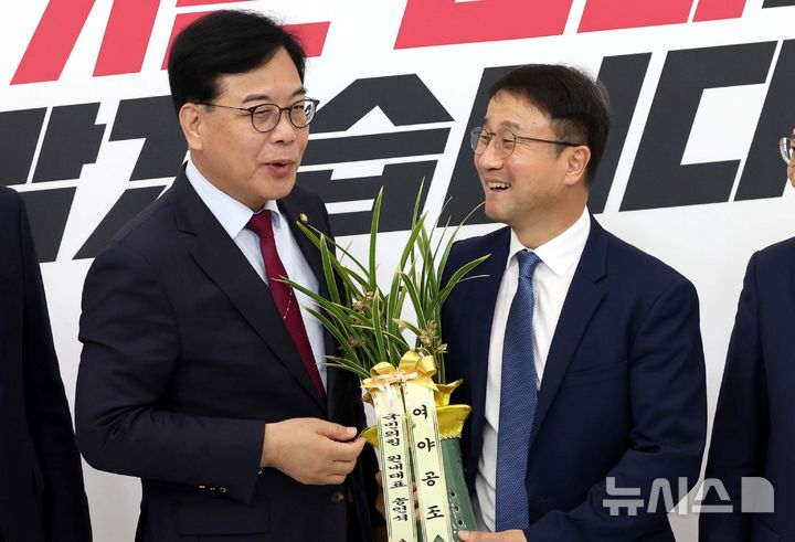 [서울=뉴시스] 조성봉 기자 = 송언석 국민의힘 원내대표가 14일 오후 서울 여의도 국회에서 예방온 한병도 더불어민주당 원내대표에게 축하 난을 전달하고 있다. 2026.05.14. suncho21@newsis.com