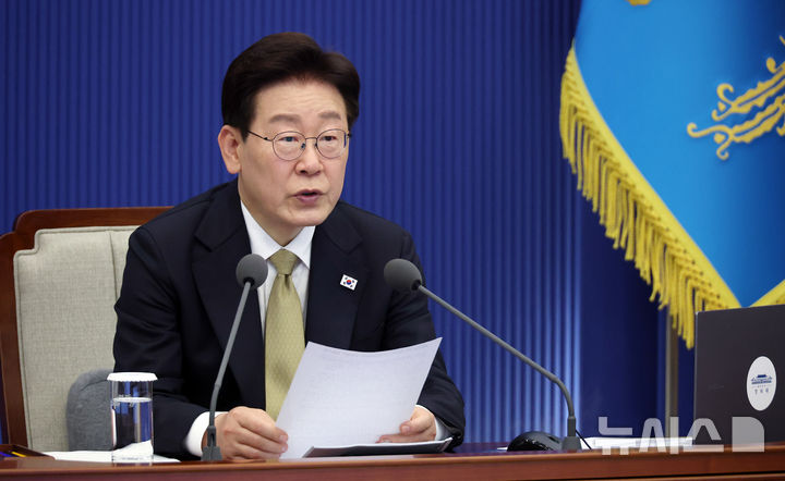 [서울=뉴시스] 최동준 기자 = 이재명 대통령이 14일 청와대에서 열린 수석보좌관회의에서 발언하고 있다. (청와대통신사진기자단) 2026.05.14. photocdj@newsis.com