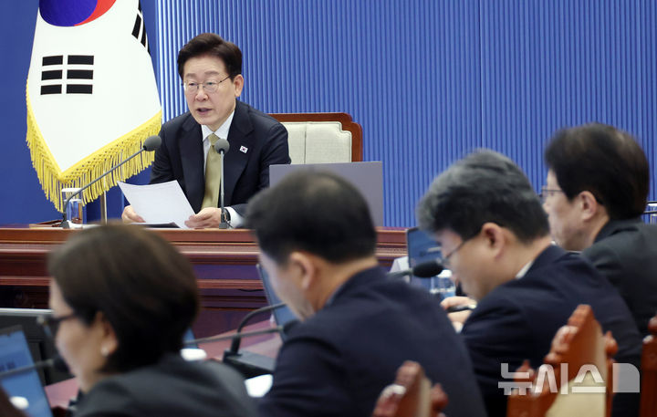 [서울=뉴시스] 최동준 기자 = 이재명 대통령이 14일 청와대에서 열린 수석보좌관회의에서 발언하고 있다. (청와대통신사진기자단) 2026.05.14. photocdj@newsis.com