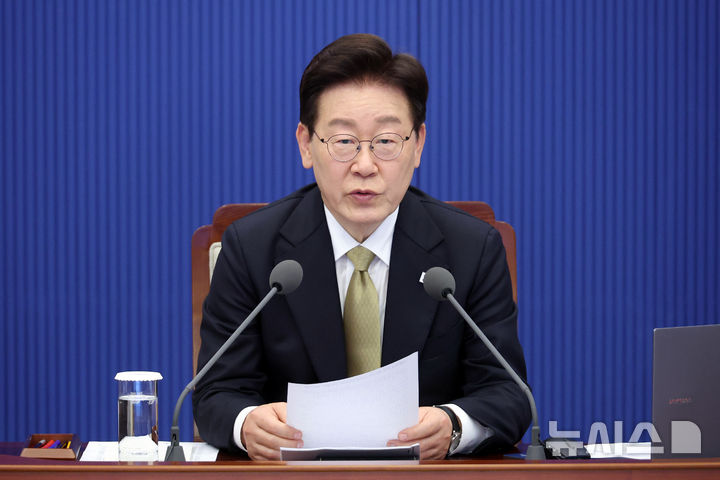 [서울=뉴시스] 최동준 기자 = 이재명 대통령이 14일 청와대에서 열린 수석보좌관회의에서 발언하고 있다. (청와대통신사진기자단) 2026.05.14. photocdj@newsis.com