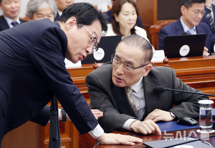 [서울=뉴시스] 최동준 기자 = 위성락(오른쪽) 국가안보실장과 이규연 홍보소통수석이 14일 청와대에서 열린 수석보좌관회의에서 대화하고 있다. (청와대통신사진기자단) 2026.05.14. photocdj@newsis.com