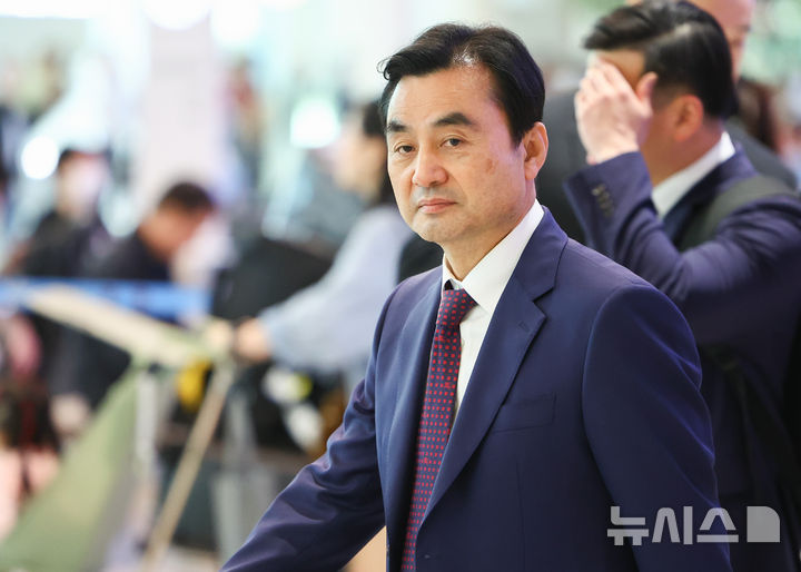 [인천공항=뉴시스] 황준선 기자 = 한미 국방장관 회담 등 방미 일정을 마친 안규백 국방부 장관이 14일 오후 인천국제공항 2터미널을 통해 귀국하고 있다. 2026.05.14. hwang@newsis.com