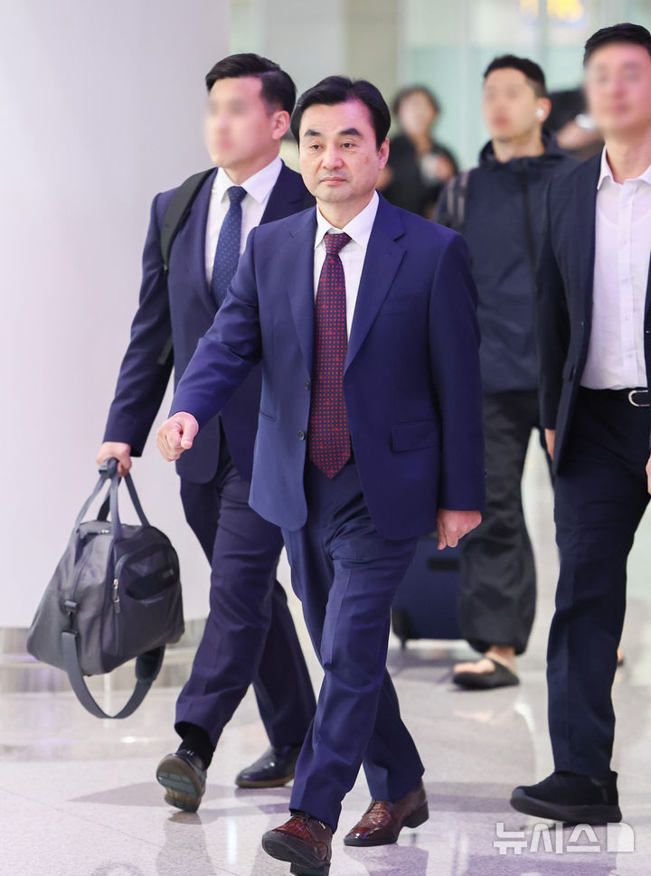 방미 일정 마치고 귀국하는 안규백 장관