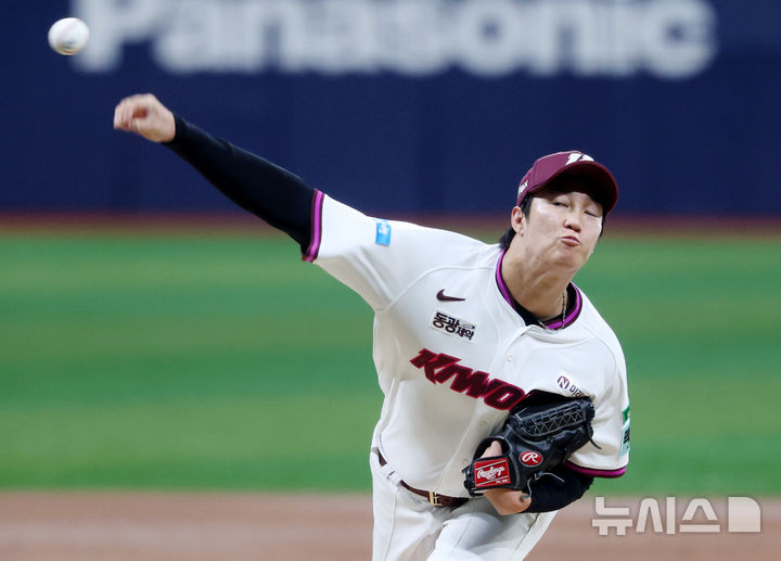 [서울=뉴시스] 김진아 기자 = 14일 서울 구로구 고척스카이돔에서 열린 2026 KBO 리그 한화 이글스와 키움 히어로즈의 경기, 키움 선발 안우진이 역투하고 있다. 2026.05.14. bluesoda@newsis.com