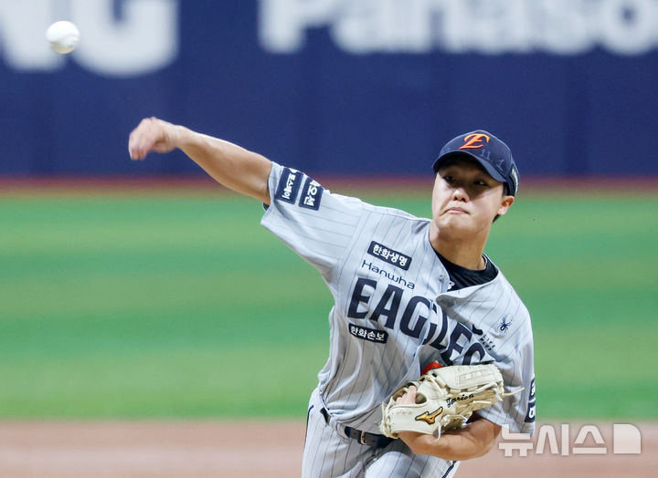 [서울=뉴시스] 김진아 기자 = 14일 서울 구로구 고척스카이돔에서 열린 2026 KBO 리그 한화 이글스와 키움 히어로즈의 경기, 한화 선발 정우주가 역투하고 있다. 2026.05.14. bluesoda@newsis.com