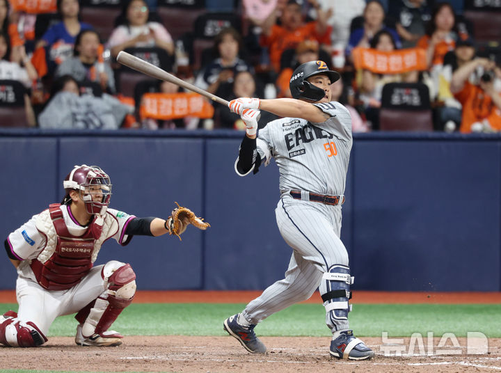 [서울=뉴시스] 김진아 기자 = 14일 서울 구로구 고척스카이돔에서 열린 2026 KBO 리그 한화 이글스와 키움 히어로즈의 경기, 8회초 무사 한화 강백호가 1루타를 치고 있다. 2026.05.14. bluesoda@newsis.com